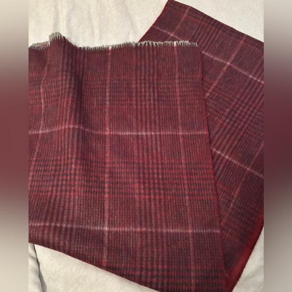 Roundtree & Yorke scarf - Picture 1 of 5